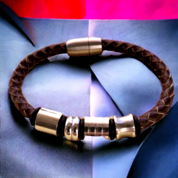 Leather charm unisex bracelet looks like new. - Picture 2 of 4